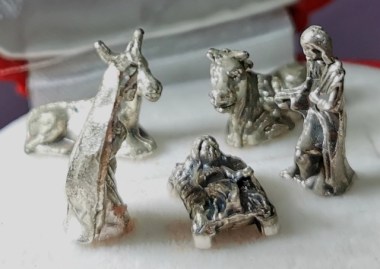 NACIMIENTO-METAL-BANO-PLATA-MINIATURA-CON-CAJA-FORMA-ROSA